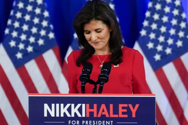 La candidata, única rival en liza por la designación republicana, tira la toalla tras el rotundo triunfo en el Supermartes del expresidente, al que no le brindará su apoyo: “Tendrá que ganarse a mis seguidores”