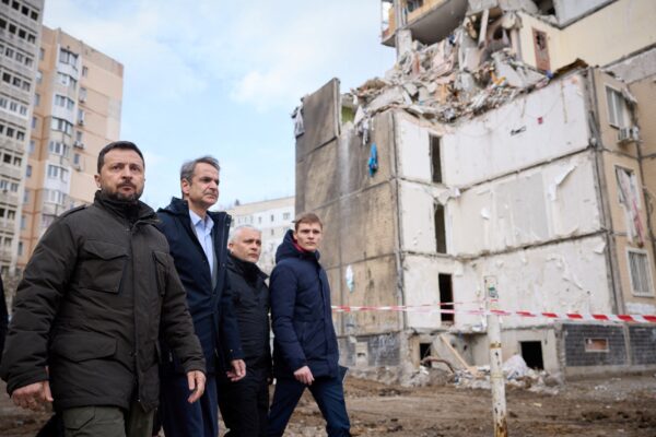 Ninguno de los mandatarios ha resultado herido, pero el ataque con drones de Moscú mata a cinco personas en la ciudad portuaria del sur de Ucrania