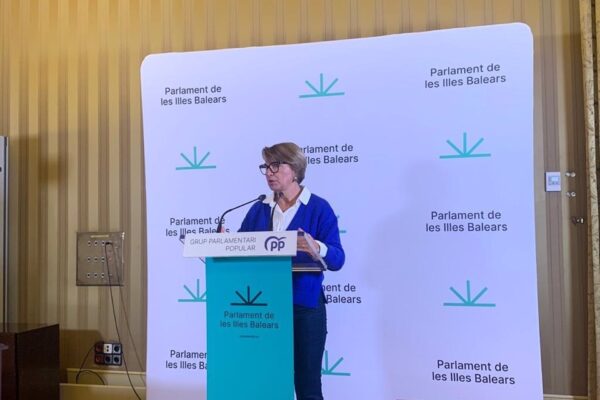 El PP ha afirmado que "tendría sentido" que Vox presidiera la comisión de investigación sobre el 'caso Koldo' que llevará a cabo el Parlament, puesto que es el grupo que la solicitó, pero que "no hay nada decidido aún". Así lo ha indicado este lunes la portavoz adjunta del PP en el Parlament, Marga Durán, en una rueda de prensa en la que ha señalado que su formación no ha comenzado a trabajar en el plan de trabajo de la comisión pero ha insistido en que pondrán sobre la mesa "todas aquellas personas que sean relevantes para dar información de todo lo que ha sucedido, sean del Govern anterior o del actual". En cuanto a la otra comisión de investigación en este sentido que se debatirá este martes en el pleno del Parlament a instancias de MÉS per Mallorca, Més per Menorca y Unidas podemos, Durán ha considerado que "no tiene sentido aprobar otra comisión para investigar lo mismo", de modo que los 'populares' votarán en contra. En relación con el rechazo del juez a la personación del Govern en el caso Koldo, Durán ha dicho que, si bien la comunidad autónoma de Baleares no se ha visto afectada porque no se han descontado de futuras inversiones los 3,7 millones de euros, ahora y tras la descertificación, "antes o después se verá afectada por 3,7 millones de euros que no se podrán destinar a otras inversiones". DÍA DEL PADRE La 'popular' ha destacado que el PP "llega con los deberes hechos al Día del Padre --que se celebra este martes-- habiendo aprobado la eliminación del Impuesto de Sucesiones, habiendo ampliado la gratuidad a toda la etapa educativa 0-3 años y habiendo adoptado deducciones fiscales para las familias". Según Durán, la presidenta del Govern, Marga Prohens, "prometió durante la campaña que demostraría desde la gestión que el PP es el partido de las familias y los hechos hablan por sí solos". "Durante los ocho años de gobierno de izquierdas, las familias y sus necesidades fueron apartadas de la agenda política", ha criticado. En esta línea, ha mencionado las medidas probadas en lo que va de legislatura en materia de familia, poniendo en valor la eliminación del Impuesto de Sucesiones de padres a hijos. "Una medida que ha beneficiado a más de 2.500 personas en ocho meses", ha celebrado. En cuanto a la gratuidad de la etapa educativa de 0 a 3 años, la 'popular' ha subrayado que más de 12.000 familias han podido ahorrarse la escolarización de sus hijos, "permitiendo la conciliación sin desigualdades por razón de edad tal y como había establecido el PSOE de Armengol". La portavoz adjunta, por otra parte, ha criticado la "renuncia" del presidente del Gobierno, Pedro Sánchez, a lo que es "su responsabilidad", es decir, "al menos intentar" aprobar los Presupuestos Generales del Estado.