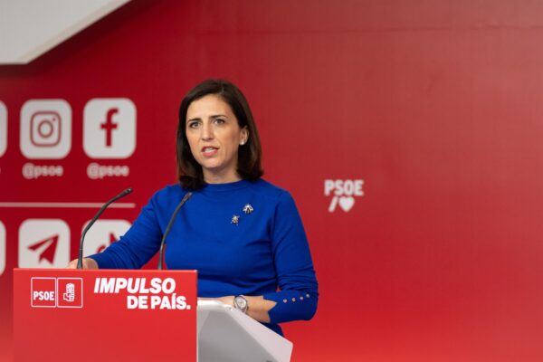 El PSOE ha anunciado este lunes que la Oficina de Conflictos de Intereses ha archivado la denuncia presentada por el PP contra el presidente del Gobierno, Pedro Sánchez, por no ausentarse del Consejo de Ministros en el que se acordó el rescate de Air Europa, después de conocerse los presuntos vínculos de su esposa, Begoña Gómez, con la aerolínea. Así lo ha anunciado en una rueda de prensa la portavoz socialista, Esther Peña, congratulándose de la decisión del órgano porque, en su opinión, la denuncia de los 'populares' no tenía "ninguna base jurídica y se acusaba a personas que "no aparecen en ningún sitio". "Acabamos de conocer que la Oficina de Conflictos de Intereses acaba de archivar la denuncia del Partido Popular contra el presidente del Gobierno", ha indicado la portavoz del PSOE, recordando que ya dijeron en su momento que los de Alberto Núñez Feijóo solo buscaban con esto "introducir más ruido" para tapar "el escándalo que sí se cierne" sobre la presidenta madrileña, Isabel Díaz Ayuso, y su pareja. Peña ha lamentado que el PP "dirá ahora" que la oficina "está al servicio del Gobierno". "Siempre es lo mismo, si las instituciones, desde la Justicia a Hacienda, le dan la razón al PP, pues todo es perfecto. Y si no les dan la razón, pues la demolición del desprestigio del PP a las instituciones de nuestro país. Es una práctica habitual", ha agregado. Con todo, la portavoz socialista ha llamado a todos los partidos a "rebajar el tono, rebajar las tensiones", si bien ha subrayando la importancia de que lo haga principalmente "quién la subió", en alusión al PP, "porque no tiene mucho sentido esta política de intentar inhabilitar a personas que no tienen nada que ver con tramas y con casos oscuros".