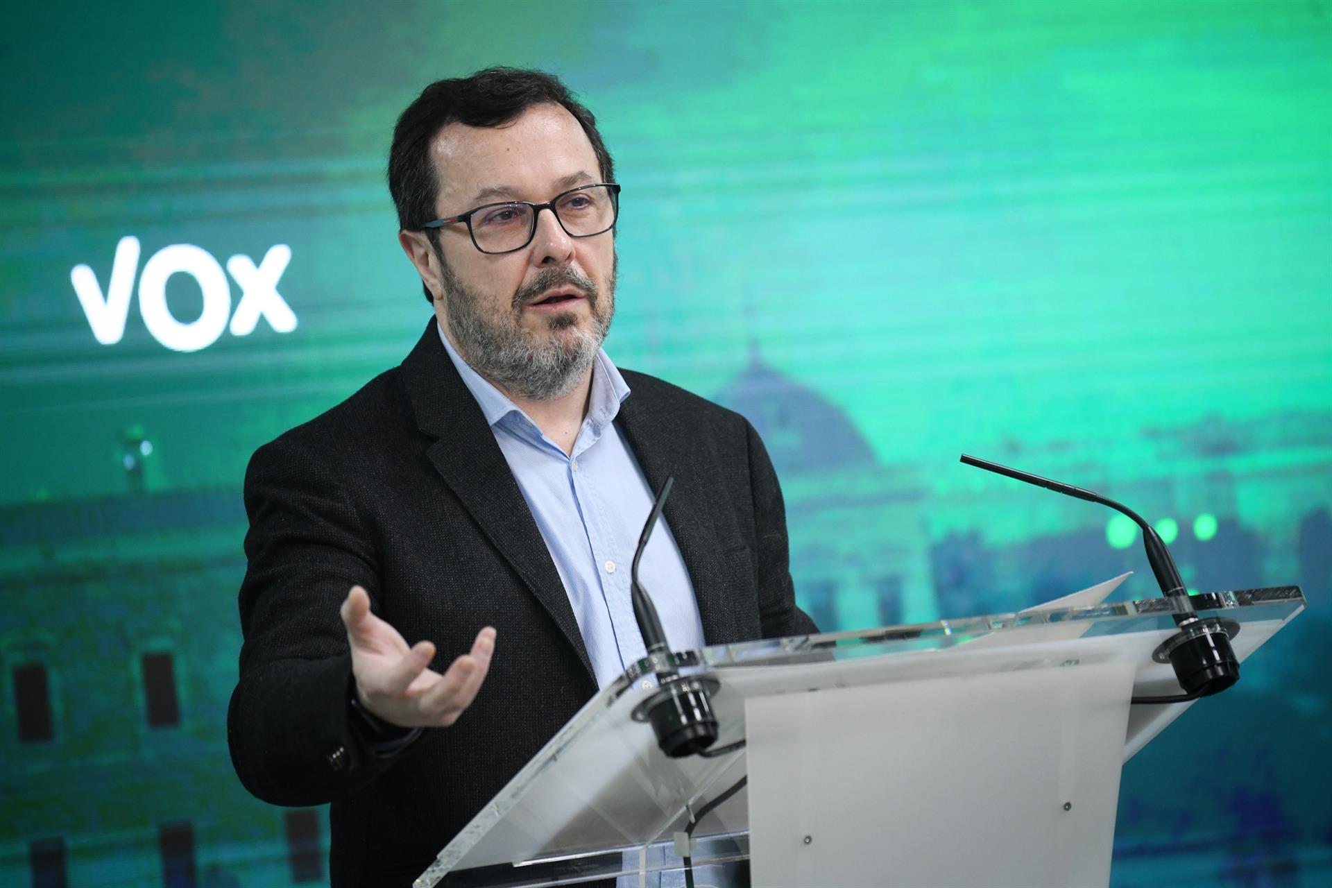 El nuevo portavoz nacional de Vox, José Antonio Fúster, ha apuntado este lunes a que el 'número dos' del partido, Ignacio Garriga, será el candidato a las elecciones de Cataluña del 12 de mayo, aunque ha evitado confirmarlo definitivamente, a la espera de que el Comité Ejecutivo Nacional (CEN) apruebe esta candidatura. "Blanco y en botella", ha dicho Fúster, cuyo nombramiento como nuevo portavoz de Vox se conoció el viernes, dos días después de que el presidente catalán, Pere Aragonès, convocara elecciones autonómicas anticipadas. En rueda de prensa, el también diputado de Vox en la Asamblea de Madrid, ha precisado que su nueva labor busca "descargar de ciertas obligaciones" a Garriga, que ya ejerce como líder del partido en Cataluña, vicepresidente de Vox y secretario general. En este contexto, el portavoz ha anunciado que el CEN se reunirá este domingo en Vitoria para preparar las elecciones vascas del 21 de abril. Fuentes de Vox precisan que la presumible candidatura de Garriga se abordará en ese encuentro de la Ejecutiva. QUE EL PP NO SE PRESENTE Sobre los comicios catalanes, Fúster ha señalado que Vox ha recibido la convocatoria con "alivio y alegría" y el partido buscará encabezar "una rebelión desde el sentido común encabezada por los catalanes corrientes hartos de que cada año vaya a peor". Quieren dar solución a los que ven como los problemas más acuciantes en Cataluña: la inmigración, la situación del sector primario, la dificultad de los jóvenes para acceder a una vivienda o la falta de agua, entre otros. Además, ha querido lanzar un dardo al PP por las peticiones reiteradas que los 'populares' hicieron a Vox para que no se presentaran a las pasadas elecciones gallegas para no dividir el voto en el bloque de la derecha. "Nosotros no vamos a decir al PP lo que tienen que hacer, eso es un vicio que tienen ellos", ha dicho el portavoz, que sin embargo ha puntualizado que, "si se aplica la misma lógica", el PP no debería presentarse tampoco porque ellos tienen más fuerza en Cataluña. Por otra parte, Fúster también ha dedicado tiempo a hablar de los comicios en País Vasco, después de que Vox haya confirmado a su parlamentaria allí, Amaia Martínez, como cabeza de lista para la cita electoral. Ha situado a la inmigración también como un problema en esa autonomía y ha garantizado que Vox tiene un plan de "seguridad, libertad y reindustrialización" para el territorio. IMÁGENES DISPONIBLES EN EUROPA PRESS TELEVISIÓN URL DE DESCARGA: https://www.europapress.tv/politica/853577/1/vox-si-garriga-sera-candidato-elecciones-catalanas-blanco-botella TELÉFONO DE CONTACTO 91 345 44 06
