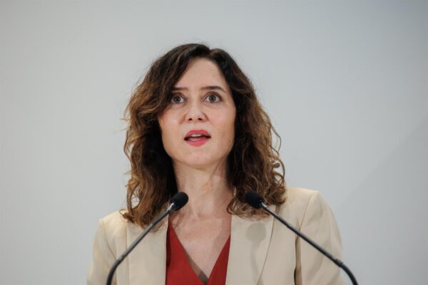 La presidenta de la Comunidad de Madrid, Isabel Díaz Ayuso, considera que el Gobierno está "a la desesperada" contra ella y ha tildado de "chavista" y "gravísimo" que se estén "utilizando todas las herramientas y los poderes del Estado contra un particular para intentar hacer daño político a un adversario". "Eso es lo profundamente ilegal y lo que se está investigando", ha sostenido. En declaraciones a los periodistas, durante una visita a la empresa Finanzauto en Arganda del Rey, Ayuso ha rechazado comentar lo publicado sobre su pareja, lo ha situado como "la estrategia de defensa de un particular" y ha criticado que la inspección fiscal a este esté "dando vueltas por todos los medios de comunicación". La dirigente madrileña cree que esto es "un escándalo absoluto", más teniendo en cuenta "lo que se está viviendo en España en estas semanas". Así, ha apuntado a una Ley de Amnistía, "que es profundamente corrupta" y que va a "amnistiar a personas que tienen graves delitos a sus espaldas para poder mantener al presidente del Gobierno", Pedro Sánchez, "en La Moncloa". SEÑALA A LA MUJER DEL PRESIDENTE En este punto, ha incidido en que Sánchez a su vez tiene "a una mujer que nada tiene que ver con los sectores en los que se ha estado moviendo en estos años, con un evidente conflicto de intereses y en representación de todo el mundo". Para Ayuso, "está vista envuelta en una trama por la que nadie da una sola explicación", que tiene que ver con "aerolíneas y con ministerios", en la que hay "veinte personas que han sido detenidas" y en la que se habla de "pistolas" y de "rulos de dinero". A su parecer, buscan lanzar "tinta de calamar". Y es que la presidenta regional ha insistido en que es "gravísimo" que se utilicen "todos los poderes del Estado contra un particular" y ha incidido en que el viernes "todos aquellos que forman parte de la Justicia se echaron las manos a la cabeza" porque es la primera vez en la historia de la democracia "que sucede algo así". "Creo que son otros los que tienen que dar esas explicaciones", ha dicho. Asimismo, ha criticado que se piensen que se van a equiparar y que, por ello, no tienen que dar explicaciones. En este sentido, ha hecho hincapié en que "el futuro de España se está negociando en manos de un salvadoreño en Suiza". Esta es, para Ayuso, "toda la transparencia que tiene el Gobierno". "SE HAN PASADO MUCHAS LÍNEAS" "Yo creo que se han pasado muchas líneas y, bueno, pues todo esto se verá en los meses siguientes porque no estamos hablando de un particular, estamos hablando de todos los españoles a los que se les está negando un Estado de Derecho. Cada uno que tenga ahora un problema con un político se va a ver en estas", ha lanzado. Entiende que quieran intentar destruirla "por tierra, mar y aire" pero ha apuntado a la "trama de corrupción que está sufriendo el Gobierno a manos del que era su secretario de Organización" con "implicados ministerios, ministros, comunidades autónomas, organismos de todo, dineros, detenidos pistolas" y "prostíbulos". "Con todo lo que está saliendo, yo entiendo que el Gobierno esté a la desesperada y entiendo que intenten repartir y hacer las cosas a su manera, pero tendrá que rendir cuentas de por qué utiliza los medios del Estado y los poderes del Estado contra un particular por un fin tan grave", ha subrayado. IMÁGENES DISPONIBLES EN EUROPA PRESS TELEVISIÓN URL DE DESCARGA: https://www.europapress.tv/politica/853537/1/ayuso-tacha-chavista-usen-poderes-estado-contra-pareja TELÉFONO DE CONTACTO 91 345 44 06