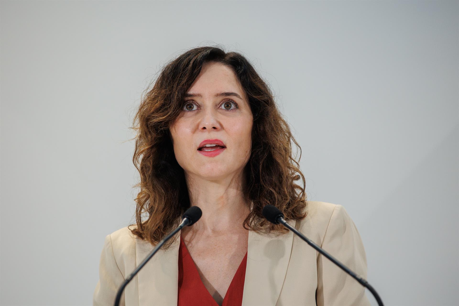 La presidenta de la Comunidad de Madrid, Isabel Díaz Ayuso, considera que el Gobierno está "a la desesperada" contra ella y ha tildado de "chavista" y "gravísimo" que se estén "utilizando todas las herramientas y los poderes del Estado contra un particular para intentar hacer daño político a un adversario". "Eso es lo profundamente ilegal y lo que se está investigando", ha sostenido. En declaraciones a los periodistas, durante una visita a la empresa Finanzauto en Arganda del Rey, Ayuso ha rechazado comentar lo publicado sobre su pareja, lo ha situado como "la estrategia de defensa de un particular" y ha criticado que la inspección fiscal a este esté "dando vueltas por todos los medios de comunicación". La dirigente madrileña cree que esto es "un escándalo absoluto", más teniendo en cuenta "lo que se está viviendo en España en estas semanas". Así, ha apuntado a una Ley de Amnistía, "que es profundamente corrupta" y que va a "amnistiar a personas que tienen graves delitos a sus espaldas para poder mantener al presidente del Gobierno", Pedro Sánchez, "en La Moncloa". SEÑALA A LA MUJER DEL PRESIDENTE En este punto, ha incidido en que Sánchez a su vez tiene "a una mujer que nada tiene que ver con los sectores en los que se ha estado moviendo en estos años, con un evidente conflicto de intereses y en representación de todo el mundo". Para Ayuso, "está vista envuelta en una trama por la que nadie da una sola explicación", que tiene que ver con "aerolíneas y con ministerios", en la que hay "veinte personas que han sido detenidas" y en la que se habla de "pistolas" y de "rulos de dinero". A su parecer, buscan lanzar "tinta de calamar". Y es que la presidenta regional ha insistido en que es "gravísimo" que se utilicen "todos los poderes del Estado contra un particular" y ha incidido en que el viernes "todos aquellos que forman parte de la Justicia se echaron las manos a la cabeza" porque es la primera vez en la historia de la democracia "que sucede algo así". "Creo que son otros los que tienen que dar esas explicaciones", ha dicho. Asimismo, ha criticado que se piensen que se van a equiparar y que, por ello, no tienen que dar explicaciones. En este sentido, ha hecho hincapié en que "el futuro de España se está negociando en manos de un salvadoreño en Suiza". Esta es, para Ayuso, "toda la transparencia que tiene el Gobierno". "SE HAN PASADO MUCHAS LÍNEAS" "Yo creo que se han pasado muchas líneas y, bueno, pues todo esto se verá en los meses siguientes porque no estamos hablando de un particular, estamos hablando de todos los españoles a los que se les está negando un Estado de Derecho. Cada uno que tenga ahora un problema con un político se va a ver en estas", ha lanzado. Entiende que quieran intentar destruirla "por tierra, mar y aire" pero ha apuntado a la "trama de corrupción que está sufriendo el Gobierno a manos del que era su secretario de Organización" con "implicados ministerios, ministros, comunidades autónomas, organismos de todo, dineros, detenidos pistolas" y "prostíbulos". "Con todo lo que está saliendo, yo entiendo que el Gobierno esté a la desesperada y entiendo que intenten repartir y hacer las cosas a su manera, pero tendrá que rendir cuentas de por qué utiliza los medios del Estado y los poderes del Estado contra un particular por un fin tan grave", ha subrayado. IMÁGENES DISPONIBLES EN EUROPA PRESS TELEVISIÓN URL DE DESCARGA: https://www.europapress.tv/politica/853537/1/ayuso-tacha-chavista-usen-poderes-estado-contra-pareja TELÉFONO DE CONTACTO 91 345 44 06