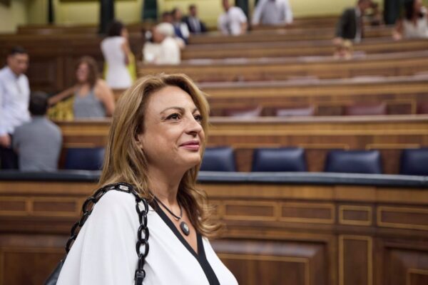 La diputada de Coalición Canaria, Cristina Valido, ha reclamado este lunes a la ministra de Hacienda, María Jesús Montero, que "trabaje en la búsqueda de vías alternativas" para cumplir los compromisos suscritos con Canarias dentro de la 'Agenda Canaria', una vez que se ha confirmado que el Gobierno de España no va a presentar un proyecto de ley de Presupuestos Generales del Estado de 2024. En esta línea, Valido subraya en una nota que la prórroga de los presupuestos de 2023 para todo el año en curso supone "un evidente riesgo añadido" para el encaje de Canarias en las inversiones y las actuaciones financieras del Estado, por lo que ha solicitado a la ministra que "trabaje junto al Gobierno de Canarias para activar otras fórmulas alternativas que son posibles y viables" para cumplir lo pactado en la 'Agenda Canaria'. En esta línea de trabajo, Valido ha presentado dos preguntas parlamentarias a la ministra de Hacienda para conocer en qué situación quedan la agenda pactada con Canarias después del fracaso de los Presupuestos Generales del Estado de 2024 y, en concreto, para saber si el Gobierno de España tiene previsto "trabajar en la búsqueda de fórmulas alternativas" para cumplir con las inversiones que se pactaron en el acuerdo de investidura. En este ámbito, explicó la diputada nacionalista canaria, pregunta a la ministra de Hacienda si el Gobierno de España tiene intención de buscar "una fórmula alternativa" que haga viable la bonificación del 60% del Impuesto de la Renta de las Personas Físicas (IRPF) para los contribuyentes residentes en la isla de La Palma que sufren los efectos de la erupción del volcán 'Tajogaite'. Una vez que se ha confirmado el retraso en la aprobación de unos nuevos Presupuestos Generales del Estado, Cristina Valido subrayó que Coalición Canaria "tiene poco que ver en la lamentable polarización que se está dando en la política del Estado" y puso su énfasis en destacar la voluntad de trabajo de los nacionalistas canarios para buscar "soluciones reales a los problemas reales de la gente". "LAMENTABLE CLIMA DE CRISPACIÓN" La diputada de Coalición Canaria señaló también que van a "seguir trabajando para solventar todo lo que de verdad interesa a Canarias, a los canarios y las canarias, sin que afecte la polarización estatal y este lamentable clima de crispación que está caracterizando a la política estatal". "Porque la ciudadanía no entiende que se continúe perdiendo tiempo y energías en pleitos que solo responden a los intereses políticos de una parte y de otra en vez centrarnos en buscar herramientas y recursos para responder a problemas de primer orden para el conjunto de la población como son la calidad de los servicios públicos, el control del alza de los precios provocado por la alta inflación o la lucha contra el desempleo", detalla. En este sentido, la diputada de Coalición Canaria recordó que el trabajo de los nacionalistas canarios ya se ha visto plasmada en resultados como la gratuidad del transporte en guaguas y tranvías o en el compromiso fiscal con los ciudadanos de La Palma. "Ese es el camino y no vamos a perder ni un minuto en polémicas que obedecen más a los intereses de los partidos que a las necesidades generales de la población", afirmó la parlamentaria de CC.