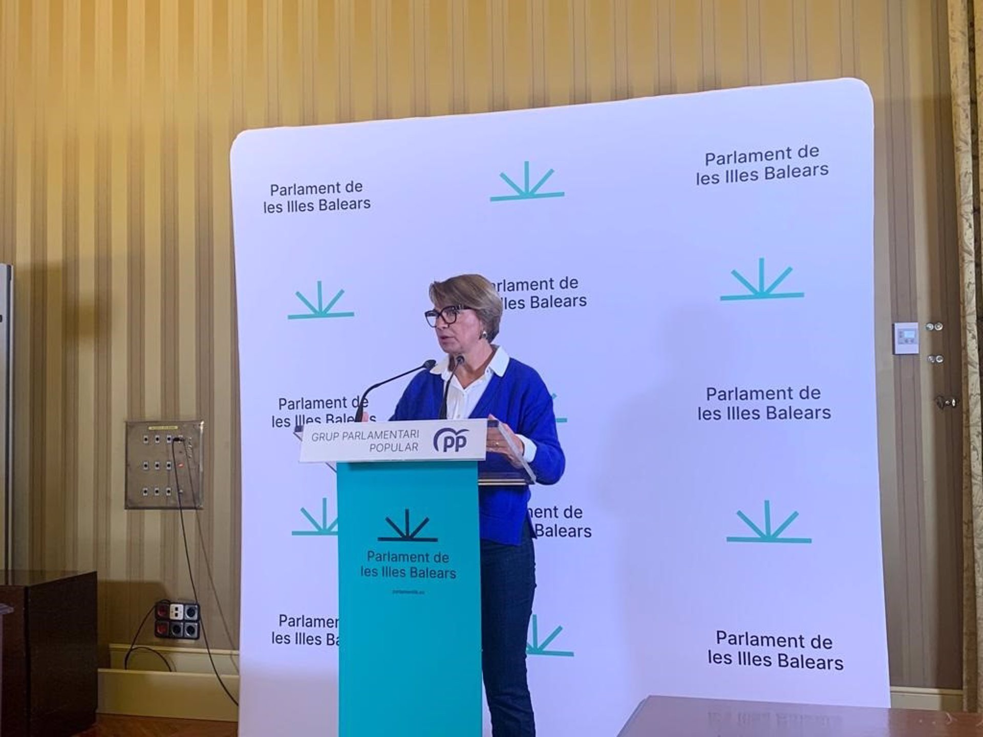 El PP ha afirmado que "tendría sentido" que Vox presidiera la comisión de investigación sobre el 'caso Koldo' que llevará a cabo el Parlament, puesto que es el grupo que la solicitó, pero que "no hay nada decidido aún". Así lo ha indicado este lunes la portavoz adjunta del PP en el Parlament, Marga Durán, en una rueda de prensa en la que ha señalado que su formación no ha comenzado a trabajar en el plan de trabajo de la comisión pero ha insistido en que pondrán sobre la mesa "todas aquellas personas que sean relevantes para dar información de todo lo que ha sucedido, sean del Govern anterior o del actual". En cuanto a la otra comisión de investigación en este sentido que se debatirá este martes en el pleno del Parlament a instancias de MÉS per Mallorca, Més per Menorca y Unidas podemos, Durán ha considerado que "no tiene sentido aprobar otra comisión para investigar lo mismo", de modo que los 'populares' votarán en contra. En relación con el rechazo del juez a la personación del Govern en el caso Koldo, Durán ha dicho que, si bien la comunidad autónoma de Baleares no se ha visto afectada porque no se han descontado de futuras inversiones los 3,7 millones de euros, ahora y tras la descertificación, "antes o después se verá afectada por 3,7 millones de euros que no se podrán destinar a otras inversiones". DÍA DEL PADRE La 'popular' ha destacado que el PP "llega con los deberes hechos al Día del Padre --que se celebra este martes-- habiendo aprobado la eliminación del Impuesto de Sucesiones, habiendo ampliado la gratuidad a toda la etapa educativa 0-3 años y habiendo adoptado deducciones fiscales para las familias". Según Durán, la presidenta del Govern, Marga Prohens, "prometió durante la campaña que demostraría desde la gestión que el PP es el partido de las familias y los hechos hablan por sí solos". "Durante los ocho años de gobierno de izquierdas, las familias y sus necesidades fueron apartadas de la agenda política", ha criticado. En esta línea, ha mencionado las medidas probadas en lo que va de legislatura en materia de familia, poniendo en valor la eliminación del Impuesto de Sucesiones de padres a hijos. "Una medida que ha beneficiado a más de 2.500 personas en ocho meses", ha celebrado. En cuanto a la gratuidad de la etapa educativa de 0 a 3 años, la 'popular' ha subrayado que más de 12.000 familias han podido ahorrarse la escolarización de sus hijos, "permitiendo la conciliación sin desigualdades por razón de edad tal y como había establecido el PSOE de Armengol". La portavoz adjunta, por otra parte, ha criticado la "renuncia" del presidente del Gobierno, Pedro Sánchez, a lo que es "su responsabilidad", es decir, "al menos intentar" aprobar los Presupuestos Generales del Estado.