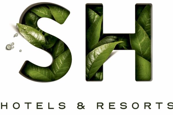 (Información remitida por la empresa firmante) MIAMI, 18 de marzo de 2024 /PRNewswire/ -- SH Hotels & Resorts, la empresa de gestión hotelera fundada por el visionario Barry Sternlicht, presidente y consejero delegado de Starwood Capital Group, anunció hoy planes para redefinir el lujo y la sofisticación en las Maldivas con el próximo debut de Baccarat Hotel & Residences Maldives en 2027. Abarcando cinco islas interconectadas en más de 111 acres en el atolón sur de Malé, este complejo único establecerá un nuevo estándar de lujo sin precedentes en uno de los destinos turísticos más codiciados del mundo. "Estamos entusiasmados de presentar Baccarat Hotel & Residences Maldives, que fusiona la elegancia atemporal y la sofisticación moderna de House of Baccarat, la legendaria marca de cristal de 260 años de antigüedad, con las Maldivas, un lugar que es sinónimo de paraíso", dijo Sternlicht. "Al crear este retiro extraordinario, nuestro objetivo no es solo crear un lugar donde hospedarse, sino también crear una experiencia que celebre la esencia de la vida de lujo con el impresionante telón de fondo de las Maldivas". "Nuestro debut en las Maldivas marca un hito emocionante para la marca Baccarat", afirmó Raúl Leal, consejero delegado de SH Hotels & Resorts, la empresa matriz de Baccarat Hotels & Resorts. "Estamos dando forma a una nueva identidad en una región que ya es notable y estamos seguros de que esta propiedad definirá el lujo supremo en las Maldivas". "Es un inmenso orgullo anunciar nuestra colaboración con Baccarat Hotels, un nombre venerado sinónimo de lujo durante más de dos siglos y medio, para hacer realidad nuestra visión en las Maldivas", dijo Tristan Parker, director de desarrollo de MDC Investments LLC, una empresa hermana de Madevco Holdings Limited (ADGM). "Esta asociación supone un capítulo emocionante a medida que nos convertimos en parte del legado de la marca, presentando el hotel y residencias inaugurales de la marca Baccarat en Asia Pacífico." Ubicado a un corto viaje en barco (30 minutos) desde el Aeropuerto Internacional Velana de Malé, el complejo estará parcialmente rodeado por su propia laguna de aguas poco profundas y sistema de arrecifes y ofrecerá más de 50 villas hoteleras y 53 residencias privadas a la venta. Diseñado por HKS (una firma de arquitectura global galardonada) con interiores de 1508 London (conocida por su compromiso de crear diseños personalizados, lujosos e innovadores), Baccarat Hotel & Residences Maldives combinará a la perfección la elegancia contemporánea con la sofisticación tropical. El complejo contará con una amplia gama de alojamientos, desde villas de hotel de una a tres habitaciones, cada una con su propia piscina privada, hasta residencias privadas con niveles incomparables de vida de lujo con vistas a la laguna o la prístina playa. Para un retiro más amplio, hay lujosas mansiones de seis y siete habitaciones en una península aislada. Las Private Islands de ocho y nueve habitaciones, escapadas íntimas rodeadas de la espectacular belleza de las Maldivas, ofrecen el pináculo del lujo y la exclusividad. Los huéspedes se deleitarán con las mejores experiencias gastronómicas propias de la prestigiosa marca Baccarat Hotels, incluidos restaurantes de especialidades dirigidos por algunos de los mejores chefs del mundo. Más allá de los caprichos gastronómicos, Baccarat Hotel & Residences Maldives promete un estilo de vida de lujo y expresión artística con espacios comerciales cuidadosamente seleccionados, un jardín de cristal con temática de Baccarat, un cine al aire libre bajo las estrellas, una galería de arte y un espacio para eventos que presenta obras de artistas de fama mundial, y más. Los entusiastas del deporte se deleitarán con todas las ofertas, incluido un campo de golf de nueve hoyos, canchas de tenis, excursiones de pesca tradicionales de las Maldivas y buceo en medio de la vibrante vida marina de la isla. Para los huéspedes que buscan tranquilidad y rejuvenecimiento, habrá un spa de bienestar meticulosamente diseñado. En este oasis, los huéspedes pueden disfrutar de una variedad de tratamientos exclusivos, que van desde masajes terapéuticos hasta tratamientos faciales rejuvenecedores y circuitos de hidroterapia en piscinas diseñadas por expertos. El spa de bienestar se complementará con pabellones exclusivos para yoga y un gimnasio de última generación. Por encima de todo, el resort también tendrá un compromiso con la sostenibilidad y la conservación, desde un centro de rehabilitación de tortugas hasta iniciativas ecológicas que permitan a los huéspedes conectarse con la belleza natural de las Maldivas de una manera responsable y significativa. Baccarat Hotel & Residences Maldives será propiedad de Madevco Holdings Limited (ADGM), que ejemplifica el compromiso de construir residencias extraordinarias que elevan los estilos de vida a alturas sin precedentes. Tras su apertura en 2027, Baccarat Hotel & Residences Maldives marcará un nuevo hito en la hospitalidad de lujo, combinando elegancia, sofisticación y experiencias inolvidables. Acerca de Baccarat Hotels & Resorts Baccarat Hotels & Resorts, inaugurado en 2015 en Nueva York, es el primer hotel y buque insignia mundial de la marca de cristal Baccarat de más de un cuarto de siglo de antigüedad. Justo enfrente del Museo de Arte Moderno y a pasos de las legendarias tiendas de la Quinta Avenida, las 114 habitaciones y suites exquisitamente decoradas están diseñadas para deleitar los sentidos con acabados lujosos y atención artesanal al detalle. El nombre Baccarat ha sido durante mucho tiempo sinónimo de realeza: reyes y reinas, sultanes y zares, magnates y estrellas modernas. Sus relucientes objetos de arte se definen por su elegancia y autenticidad, y se utilizan en las más suntuosas comidas y celebraciones de la vida. Baccarat está traduciendo su esencia a la cultura contemporánea, sin dejar de rendir homenaje a su historia. Baccarat Hotel New York ha obtenido los prestigiosos premios Forbes Five Star y AAA (American Automobile Association) Five Diamond. Actualmente la marca tiene proyectos en desarrollo en Brickell (Miami), Florencia, Dubái, Riad (DGDA), Roma y Maldivas. Para más información, visite www.baccarathotels.com. Acerca de SH Hotels & Resorts SH Hotels & Resorts, una filial de la firma global de inversión privada Starwood Capital Group, es una empresa de gestión de marcas hoteleras sostenibles que opera 1 Hotels, una marca de estilo de vida inspirada en la naturaleza que se lanzó en 2015 con propiedades en South Beach y Manhattan y ahora incluye Brooklyn Bridge, West Hollywood, Sanya (China), Toronto, San Francisco, Nashville, la recientemente inaugurada propiedad insignia Hanalei Bay y la primera propiedad europea de la marca en Mayfair (Londres), con proyectos en desarrollo en Cabo San Lucas, París, Elounda Hills (Creta), Austin, Copenhague, Riad, Melbourne, Seattle y San Miguel de Allende; Baccarat Hotels & Resorts, una marca de lujo que debutó en marzo de 2015 con la apertura de su propiedad insignia en Nueva York, con proyectos en desarrollo en Brickell (Miami), Florencia, Riad, Dubái, Roma y Maldivas; y Treehouse Hotels, que se estrenó en Londres en 2019 y con proyectos en desarrollo en Mánchester, Silicon Valley, Brickell (Miami), Adelaida y Riad. Aprovechando su experiencia en marketing, diseño, operaciones y tecnología, SH Hotels & Resorts es la fuerza detrás de algunas de las marcas hoteleras más rompedoras y dinámicas del mundo. Para más información, visite www.shhotelsandresorts.com Acerca de Madevco Holdings Limited (Dueño del proyecto) (CONTINUA)