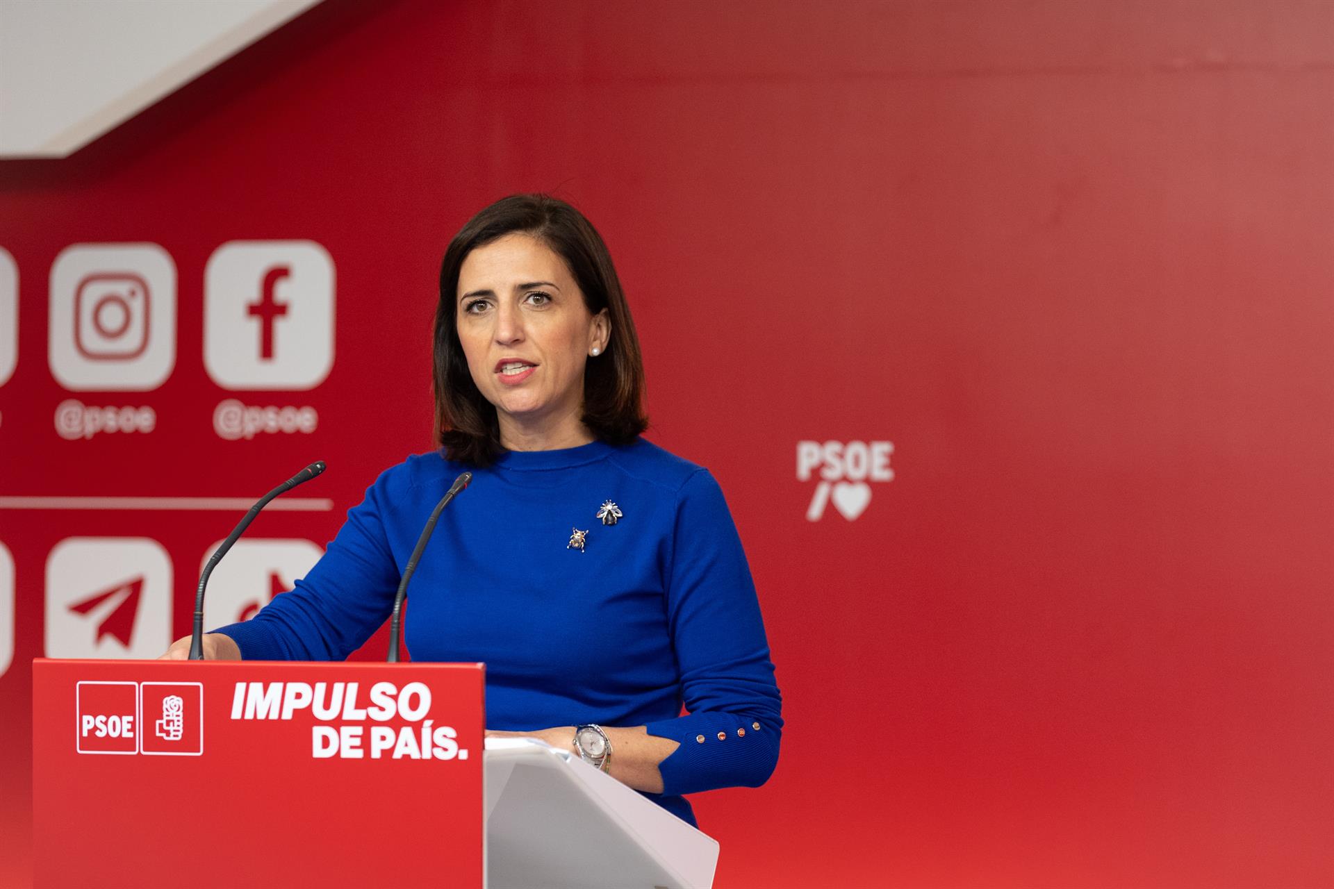 El PSOE ha anunciado este lunes que la Oficina de Conflictos de Intereses ha archivado la denuncia presentada por el PP contra el presidente del Gobierno, Pedro Sánchez, por no ausentarse del Consejo de Ministros en el que se acordó el rescate de Air Europa, después de conocerse los presuntos vínculos de su esposa, Begoña Gómez, con la aerolínea. Así lo ha anunciado en una rueda de prensa la portavoz socialista, Esther Peña, congratulándose de la decisión del órgano porque, en su opinión, la denuncia de los 'populares' no tenía "ninguna base jurídica y se acusaba a personas que "no aparecen en ningún sitio". "Acabamos de conocer que la Oficina de Conflictos de Intereses acaba de archivar la denuncia del Partido Popular contra el presidente del Gobierno", ha indicado la portavoz del PSOE, recordando que ya dijeron en su momento que los de Alberto Núñez Feijóo solo buscaban con esto "introducir más ruido" para tapar "el escándalo que sí se cierne" sobre la presidenta madrileña, Isabel Díaz Ayuso, y su pareja. Peña ha lamentado que el PP "dirá ahora" que la oficina "está al servicio del Gobierno". "Siempre es lo mismo, si las instituciones, desde la Justicia a Hacienda, le dan la razón al PP, pues todo es perfecto. Y si no les dan la razón, pues la demolición del desprestigio del PP a las instituciones de nuestro país. Es una práctica habitual", ha agregado. Con todo, la portavoz socialista ha llamado a todos los partidos a "rebajar el tono, rebajar las tensiones", si bien ha subrayando la importancia de que lo haga principalmente "quién la subió", en alusión al PP, "porque no tiene mucho sentido esta política de intentar inhabilitar a personas que no tienen nada que ver con tramas y con casos oscuros".