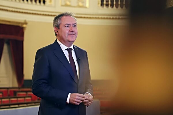 El portavoz del PSOE en el Senado, Juan Espadas, considera que el informe de los letrados de la Cámara Alta sobre la proposición de ley de amnistía contiene "contradicciones" en sus términos al señalar que es inconsticucional pero no cabe otra opción que tramitarla, a la vez que ha insistido en que es el Tribunal Constitucional el que se tiene que pronunciar en última instancia sobre la posible constitucionalidad de la norma. Así ha reaccionado el portavoz de los socialistas en una rueda de prensa desde el Senado al informe que aprobó este lunes la secretaría general de la Cámara Alta, en la que denunciaban la inconstitucionalidad de la proposición de ley de amnistía, pero accedían a tramitarla. En este contexto, Espadas ha reprochado a la mayoría absoluta que tiene el PP en el Senado que pretenda incorporar el informe de los letrados de la Cámara al acuerdo de la Mesa sobre la tramitación de la proposición de ley de amnistía. Es decir, el portavoz socialista se queja de que el informe de los letrados, que señala que la amnistía es inconstitucional, se someta a votación dentro de la Mesa como un acuerdo para calificar esta proposición de ley. Aquí, Espadas ha avanzado que su grupo pedirá también que el dictamen de la Comisión de Venecia, que solicitó el Senado a instancias del PP, también se incorpore a este acuerdo de la Mesa de la Cámara sobre la proposición de ley de amnistía. LA COMISIÓN DE VENECIA Y es que el portavoz de los socialistas considera que esta decisión del PP de incorporar este informe de los letrados del Senado a la Mesa que calificará la amnistía viene como "respuesta a lo mal que les ha sentado el dictamen de la Comisión de Venecia". En cualquier caso, Espadas ha sostenido que el informe de los letrados del Senado avala y habilita directamente la tramitación de la proposición de ley de amnistía, recalcando su rechazo a que el PP quiera calificarlo en la Mesa. En concreto, los letrados del Senado concluyen en su informe que la proposición de ley de amnistía es inconstitucional en un texto en el que critican la tramitación y el fondo de esta norma, a la que denomina como "reforma encubierta de la Constitución", aunque la Mesa de la Cámara Alta, con mayoría del PP, decidirá tramitarla pese a la insistencia de Vox. Según el texto del informe, al que ha tenido acceso Europa Press, la secretaría general, encabezada por la nueva letrada mayor del Senado, Sieria Mucientes, expone los diferentes motivos por los que considera que es inconstitucional esta norma. "La Proposición de Ley incurriría en motivos de inconstitucionalidad por vulnerar varios principios, valores y derechos fundamentales que se contienen en la Constitución", reza uno de los párrafos del informe de los letrados. IMÁGENES DISPONIBLES EN EUROPA PRESS TELEVISIÓN URL DE DESCARGA: https://www.europapress.tv/politica/853989/1/psoe-ve-contradicciones-informe-letrados-senado TELÉFONO DE CONTACTO 91 345 44 06