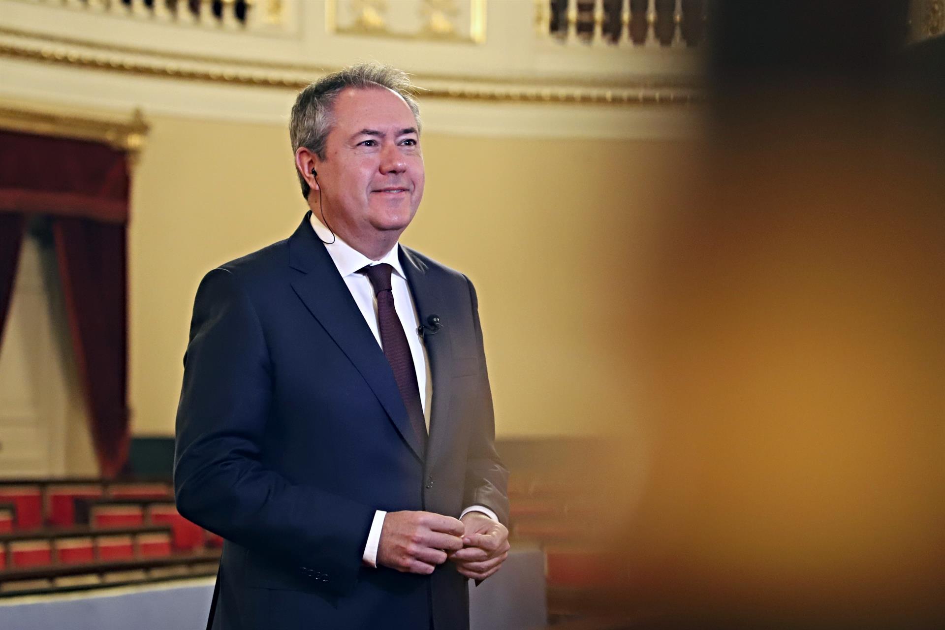 El portavoz del PSOE en el Senado, Juan Espadas, considera que el informe de los letrados de la Cámara Alta sobre la proposición de ley de amnistía contiene "contradicciones" en sus términos al señalar que es inconsticucional pero no cabe otra opción que tramitarla, a la vez que ha insistido en que es el Tribunal Constitucional el que se tiene que pronunciar en última instancia sobre la posible constitucionalidad de la norma. Así ha reaccionado el portavoz de los socialistas en una rueda de prensa desde el Senado al informe que aprobó este lunes la secretaría general de la Cámara Alta, en la que denunciaban la inconstitucionalidad de la proposición de ley de amnistía, pero accedían a tramitarla. En este contexto, Espadas ha reprochado a la mayoría absoluta que tiene el PP en el Senado que pretenda incorporar el informe de los letrados de la Cámara al acuerdo de la Mesa sobre la tramitación de la proposición de ley de amnistía. Es decir, el portavoz socialista se queja de que el informe de los letrados, que señala que la amnistía es inconstitucional, se someta a votación dentro de la Mesa como un acuerdo para calificar esta proposición de ley. Aquí, Espadas ha avanzado que su grupo pedirá también que el dictamen de la Comisión de Venecia, que solicitó el Senado a instancias del PP, también se incorpore a este acuerdo de la Mesa de la Cámara sobre la proposición de ley de amnistía. LA COMISIÓN DE VENECIA Y es que el portavoz de los socialistas considera que esta decisión del PP de incorporar este informe de los letrados del Senado a la Mesa que calificará la amnistía viene como "respuesta a lo mal que les ha sentado el dictamen de la Comisión de Venecia". En cualquier caso, Espadas ha sostenido que el informe de los letrados del Senado avala y habilita directamente la tramitación de la proposición de ley de amnistía, recalcando su rechazo a que el PP quiera calificarlo en la Mesa. En concreto, los letrados del Senado concluyen en su informe que la proposición de ley de amnistía es inconstitucional en un texto en el que critican la tramitación y el fondo de esta norma, a la que denomina como "reforma encubierta de la Constitución", aunque la Mesa de la Cámara Alta, con mayoría del PP, decidirá tramitarla pese a la insistencia de Vox. Según el texto del informe, al que ha tenido acceso Europa Press, la secretaría general, encabezada por la nueva letrada mayor del Senado, Sieria Mucientes, expone los diferentes motivos por los que considera que es inconstitucional esta norma. "La Proposición de Ley incurriría en motivos de inconstitucionalidad por vulnerar varios principios, valores y derechos fundamentales que se contienen en la Constitución", reza uno de los párrafos del informe de los letrados. IMÁGENES DISPONIBLES EN EUROPA PRESS TELEVISIÓN URL DE DESCARGA: https://www.europapress.tv/politica/853989/1/psoe-ve-contradicciones-informe-letrados-senado TELÉFONO DE CONTACTO 91 345 44 06