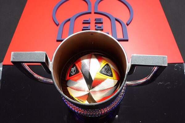 El pleno del Parlament ha aprobado este martes pedir al Gobierno central que amplíe la bonificación del 75% en las tarifas aéreas a los vuelos chárter de aficionados del RCD Mallorca a la final de Copa del Rey, que se disputará en Sevilla el 6 de abril, entre críticas de populismo, demagogia y electoralismo por parte de la oposición. La propuesta del PP es complementaria a la carta que envió la presidenta del Govern, Marga Prohens, al ministro de Transportes, Óscar Puente, en la misma línea. La iniciativa ha contado con el voto favorable de PP y Vox, la abstención del PSIB y MÉS per Mallorca, y el voto en contra de Més per Menorca y Unidas Podemos. La diputada del PSIB Silvia Cano, por error, también ha votado en contra. Por parte del PSIB, el diputado Marco Antonio Guerrero ha calificaco la propuesta "como un ejercicio de populismo de manual o un manual de populismo" y ha explicado que para lograr la ampliación de la modificación habría que modificar la norma con rango de ley que regula el REB. "Ni con toda la voluntad del mundo por parte del ministro se podría hacer", ha señalado. Para Guerrero, la ampliación de la bonificación no está justificada "por mucha final que sea" y ha recordado que otros clubes deportivos de Baleares se han visto en circunstancias similares para financiar viajes para participar en competiciones en la península. Sobre esta cuestión, el portavoz del PP, Sebastià Sagreras, que ha defendido la iniciativa, ha matizado que otros clubes que han tenido que viajar a la península pudieron hacerlo en vuelos regulares y que se hubieran necesitado fletar chárters también habrían pedido la ampliación de la bonificación. "Llamen al ministro Óscar Puente. Los aficionados del RCD Mallorca merecen poder viajar a Sevilla en igualdad de condiciones", ha añadido. El 'popular' se había mostrado dispuesto a ampliar la petición a todos los casos y que no se tratara únicamente de una situación excepcional para lograr un apoyo unánime a la petición. Vox ha votado a favor de la iniciativa y la diputada María José Verdú lo ha justificado por la excepcionalidad de la circunstancia. MÉS per Mallorca también se ha abstenido, aunque la diputada Maria Ramon ha acusado al PP de "jugar con la ilusión de los aficionados" sabiendo que la petición no puede prosperar. La ecosoberanista ha acusado a los 'populares' de impulsar la petición "para poder decir que Puente se negó". Josep Castells, de Més per Menorca, que ha votado en contra, ha justificado su oposición porque además de ser imposible de materializar es "profundamente electoralista". "Me gustaría que las peñas estuvieran aquí para poder decirles que el Govern les ha engañado", ha concluido.