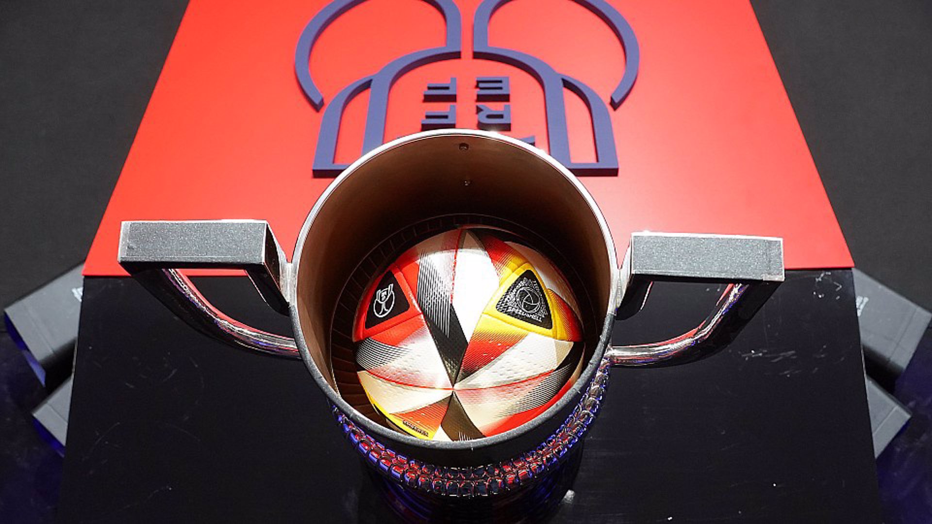 El pleno del Parlament ha aprobado este martes pedir al Gobierno central que amplíe la bonificación del 75% en las tarifas aéreas a los vuelos chárter de aficionados del RCD Mallorca a la final de Copa del Rey, que se disputará en Sevilla el 6 de abril, entre críticas de populismo, demagogia y electoralismo por parte de la oposición. La propuesta del PP es complementaria a la carta que envió la presidenta del Govern, Marga Prohens, al ministro de Transportes, Óscar Puente, en la misma línea. La iniciativa ha contado con el voto favorable de PP y Vox, la abstención del PSIB y MÉS per Mallorca, y el voto en contra de Més per Menorca y Unidas Podemos. La diputada del PSIB Silvia Cano, por error, también ha votado en contra. Por parte del PSIB, el diputado Marco Antonio Guerrero ha calificaco la propuesta "como un ejercicio de populismo de manual o un manual de populismo" y ha explicado que para lograr la ampliación de la modificación habría que modificar la norma con rango de ley que regula el REB. "Ni con toda la voluntad del mundo por parte del ministro se podría hacer", ha señalado. Para Guerrero, la ampliación de la bonificación no está justificada "por mucha final que sea" y ha recordado que otros clubes deportivos de Baleares se han visto en circunstancias similares para financiar viajes para participar en competiciones en la península. Sobre esta cuestión, el portavoz del PP, Sebastià Sagreras, que ha defendido la iniciativa, ha matizado que otros clubes que han tenido que viajar a la península pudieron hacerlo en vuelos regulares y que se hubieran necesitado fletar chárters también habrían pedido la ampliación de la bonificación. "Llamen al ministro Óscar Puente. Los aficionados del RCD Mallorca merecen poder viajar a Sevilla en igualdad de condiciones", ha añadido. El 'popular' se había mostrado dispuesto a ampliar la petición a todos los casos y que no se tratara únicamente de una situación excepcional para lograr un apoyo unánime a la petición. Vox ha votado a favor de la iniciativa y la diputada María José Verdú lo ha justificado por la excepcionalidad de la circunstancia. MÉS per Mallorca también se ha abstenido, aunque la diputada Maria Ramon ha acusado al PP de "jugar con la ilusión de los aficionados" sabiendo que la petición no puede prosperar. La ecosoberanista ha acusado a los 'populares' de impulsar la petición "para poder decir que Puente se negó". Josep Castells, de Més per Menorca, que ha votado en contra, ha justificado su oposición porque además de ser imposible de materializar es "profundamente electoralista". "Me gustaría que las peñas estuvieran aquí para poder decirles que el Govern les ha engañado", ha concluido.