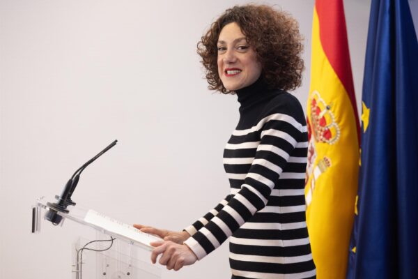 La portavoz adjunta de Sumar en el Congreso, Aina Vidal, ha acusado al PP de utilizar "herramienta filibusteras" contra la Ley de Amnistía en el Senado y ha replicado, frente al informe de los letrados de la Cámara Alta, que la norma es plenamente ajustada a la Carta Magna y que el organismo que tiene que pronunciarse sobre su validez es el Tribunal Constitucional. En rueda de prensa, Vidal ha recriminado que es evidente que el PP se está "atrincherando" en el Senado contra la amnistía, primero dilatando los procedimientos de tramitación y ahora utiliza a los letrados de esta cámara también en ese sentido. Todo ello a colación del informe de los letrados de la Cámara Alta que concluía que la amnistía es inconstitucional e implica una "reforma encubierta de la Constitución", aunque la Mesa del Senado con mayoría del PP, decidirá tramitarla. Al igual que su compañero de filas Gerardo Pisarello, Vidal ha desgranado que en la Ley de Amnistía lo que toca es terminar con las "tretas" del PP, completar los plazos de tramitación parlamentaria y una vez aprobada, será el TC quien "tome la palabra". De esta forma, ha defendido que en el Congreso aprobaron una ley que está "blindada constitucionalmente" y es "buena para el país", pues permite solventar el conflicto del 'procés' desde la política y facilita que, ante las próximas elecciones en Cataluña, se pueda hacer campaña sobre el modelo productivo y de servicios públicos. "La Ley de Amnistía va a ser una relaidad, se va a aplicar y va a funcionar", ha sentenciado la portavoz adjunta de Sumar. IMÁGENES DISPONIBLES EN EUROPA PRESS TELEVISIÓN URL DE DESCARGA: https://www.europapress.tv/politica/853984/1/sumar-acusa-pp-filibusterismo-senado TELÉFONO DE CONTACTO 91 345 44 06